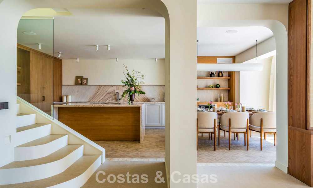 Luxurious beachfront property with open sea views for sale, directly on the beach on Marbella's prestigious Golden Mile 785361