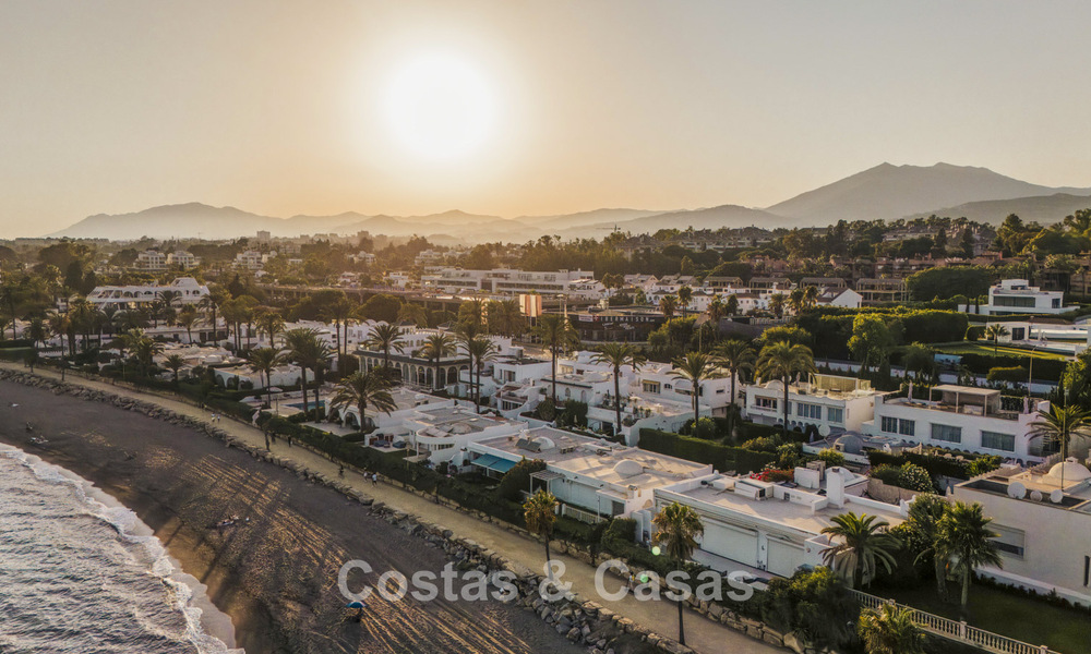 Luxurious beachfront property with open sea views for sale, directly on the beach on Marbella's prestigious Golden Mile 785364