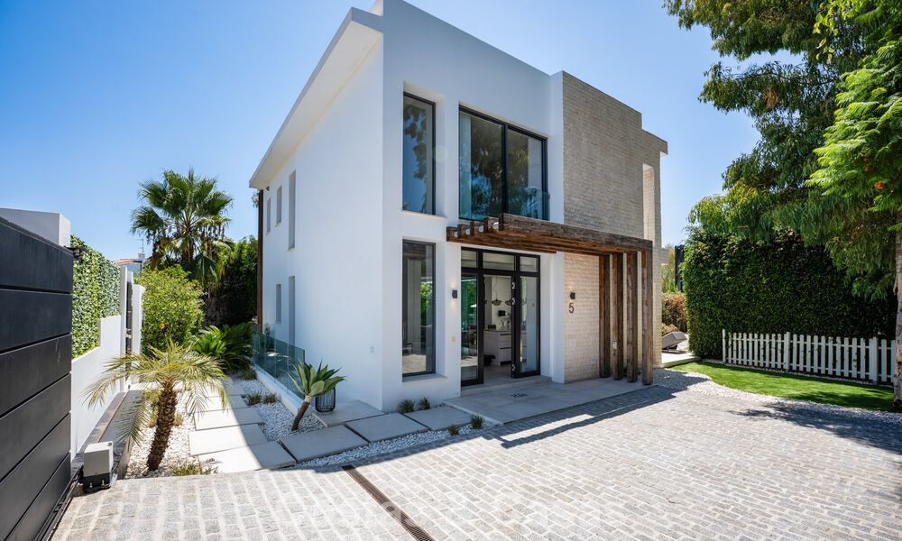 Modernist villa for sale in a private community surrounded by greenery, on the New Golden Mile between Marbella and Estepona 785373