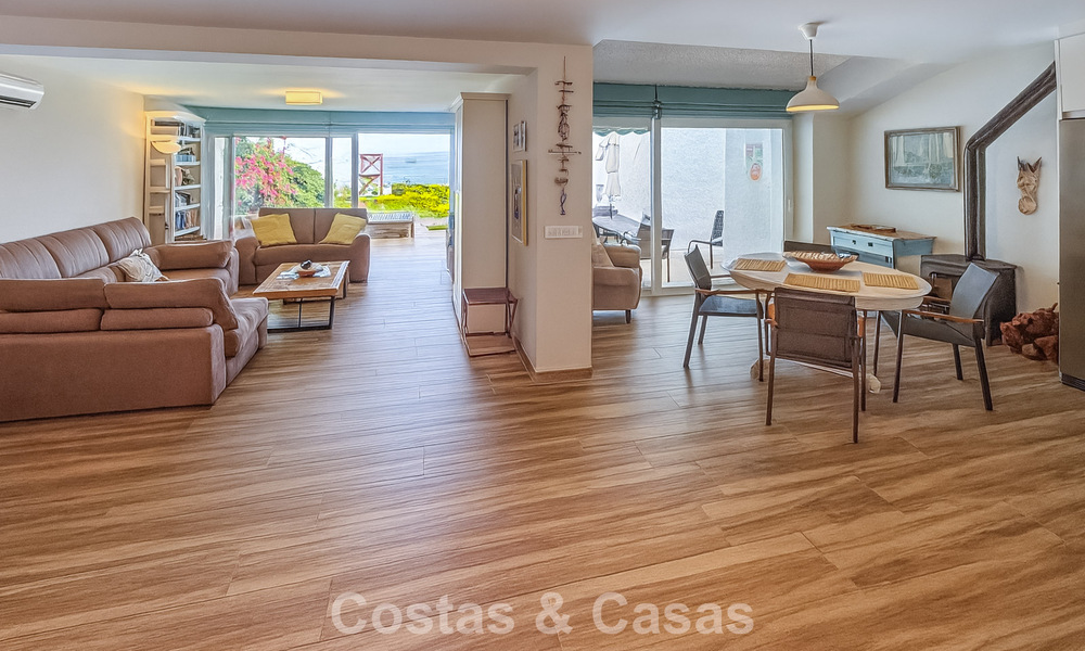 Spacious, move-in ready house with sea views for sale, adjacent to the beach, near Estepona town 785474