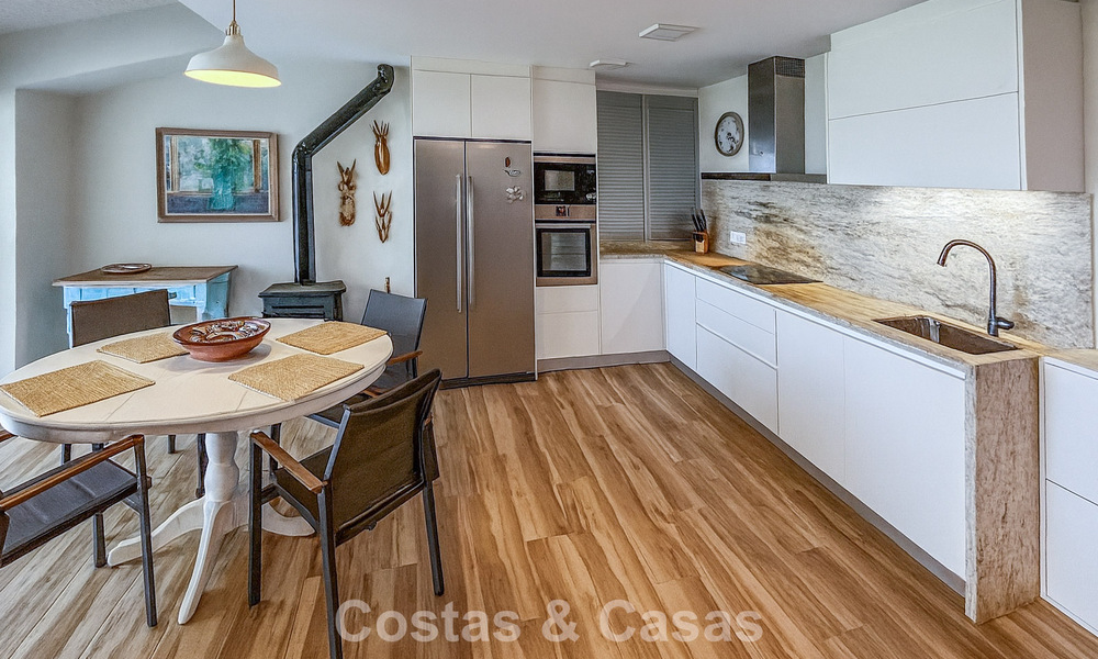 Spacious, move-in ready house with sea views for sale, adjacent to the beach, near Estepona town 785480