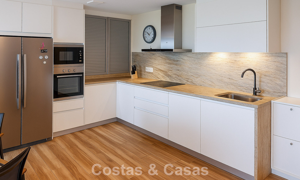 Spacious, move-in ready house with sea views for sale, adjacent to the beach, near Estepona town 785481
