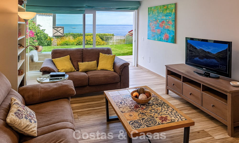 Spacious, move-in ready house with sea views for sale, adjacent to the beach, near Estepona town 785484