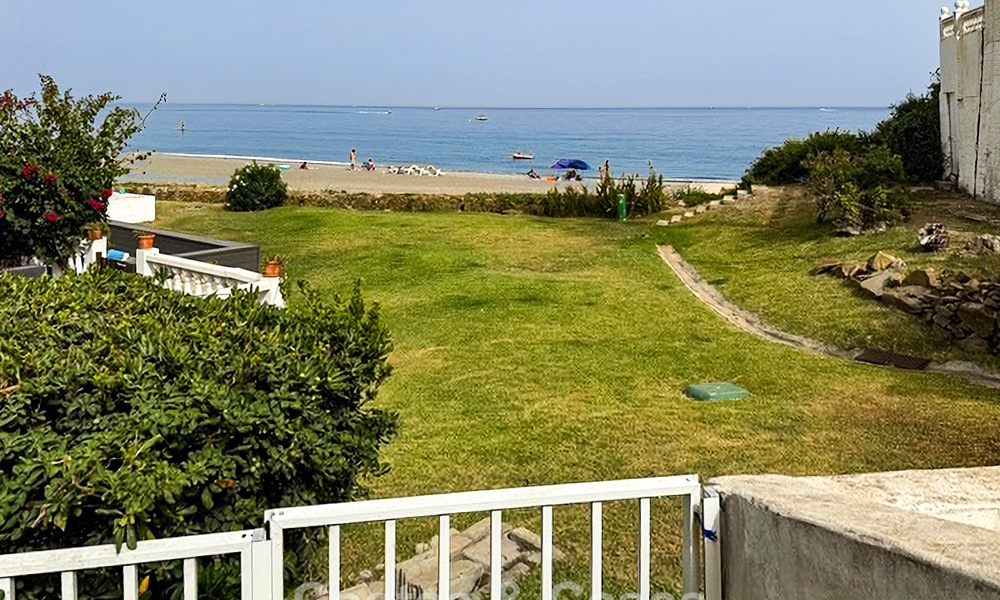 Spacious, move-in ready house with sea views for sale, adjacent to the beach, near Estepona town 785485
