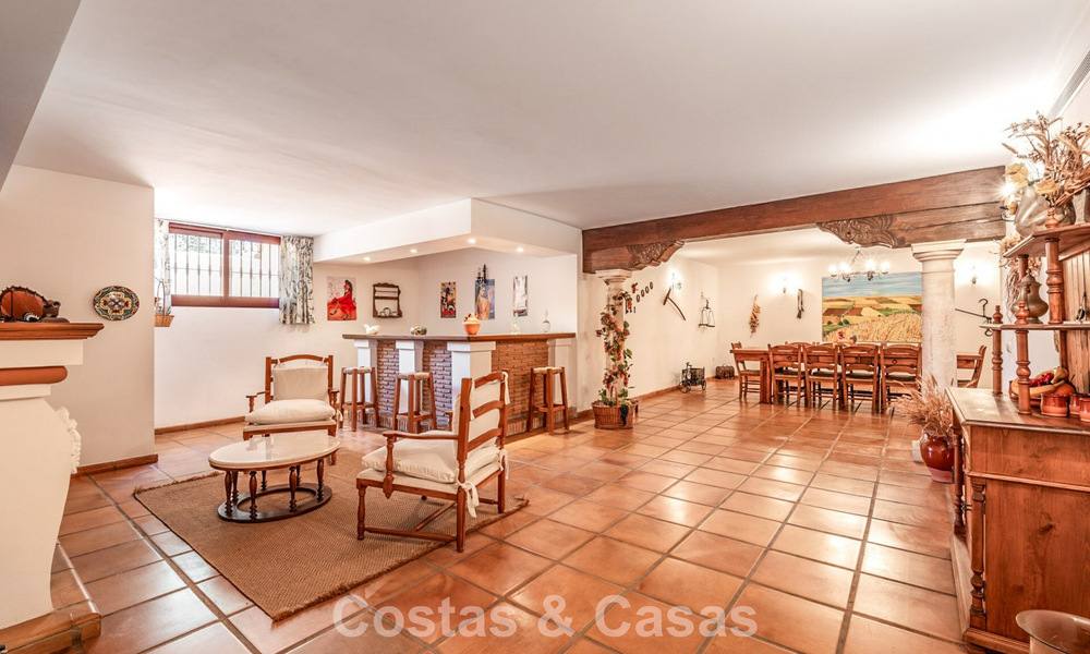 Spacious, Spanish luxury villa for sale in a secluded residential area on Marbella's Golden Mile 785674