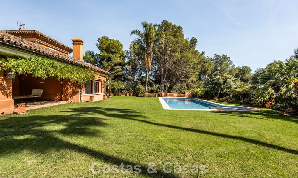 Spacious, Spanish luxury villa for sale in a secluded residential area on Marbella's Golden Mile 785681