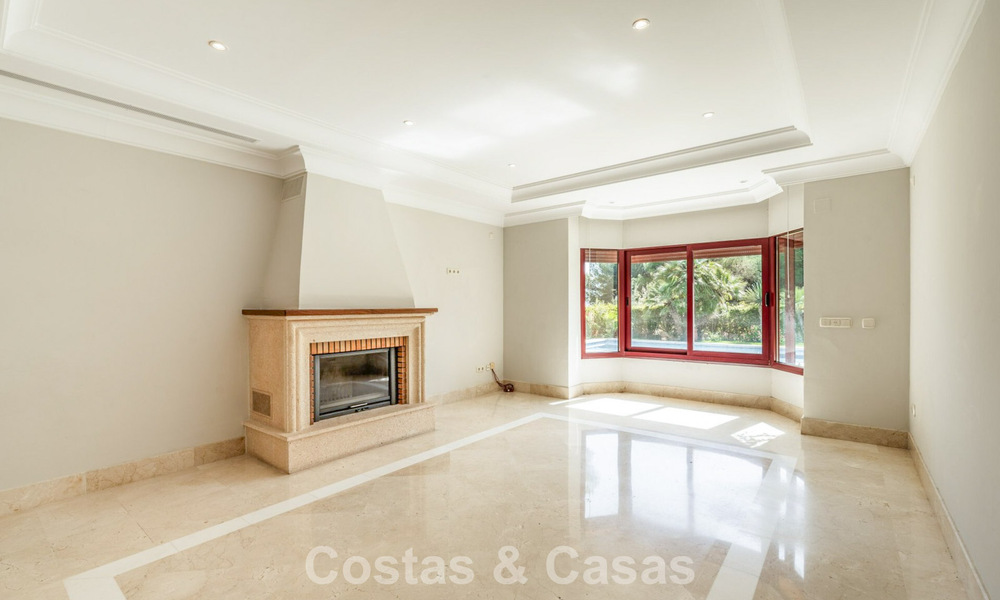 Spacious, Spanish luxury villa for sale in a secluded residential area on Marbella's Golden Mile 785684