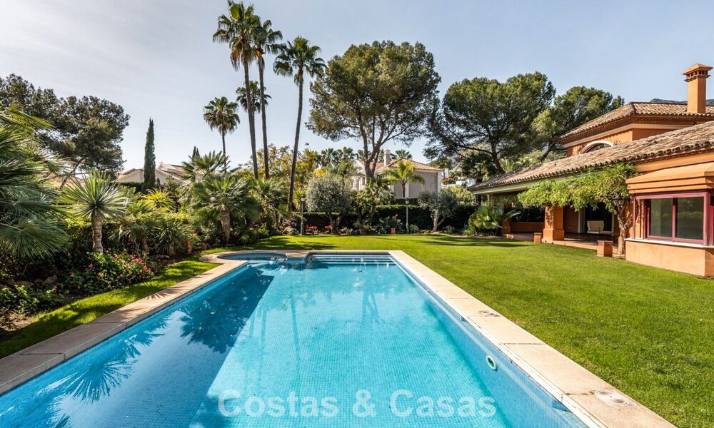 Spacious, Spanish luxury villa for sale in a secluded residential area on Marbella's Golden Mile 785689