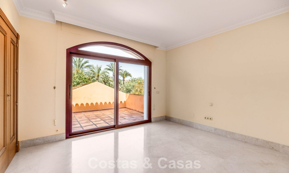 Spacious, Spanish luxury villa for sale in a secluded residential area on Marbella's Golden Mile 785699