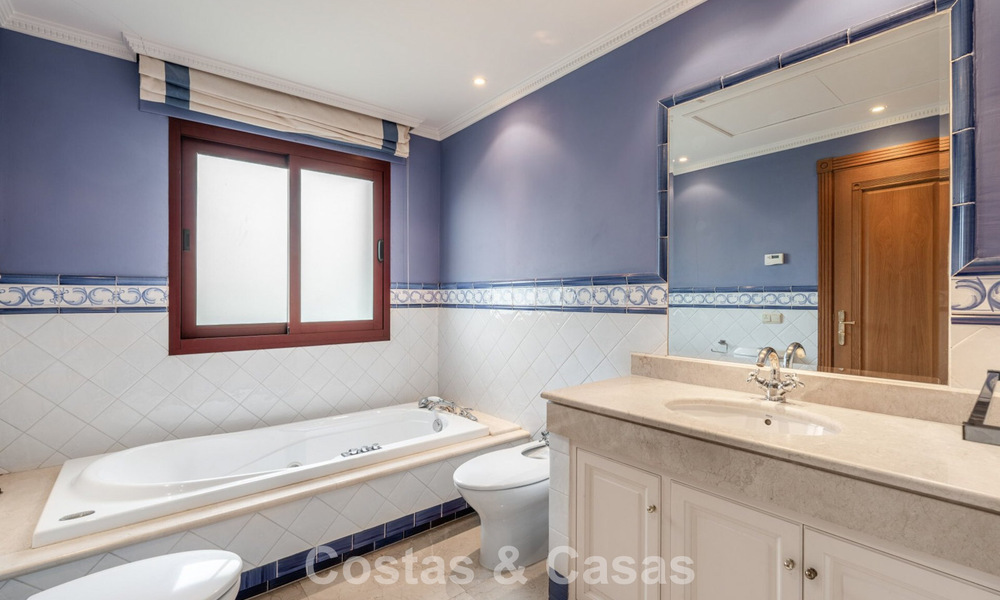 Spacious, Spanish luxury villa for sale in a secluded residential area on Marbella's Golden Mile 785700