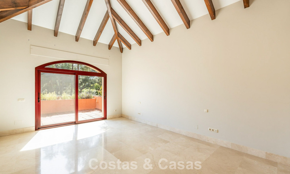 Spacious, Spanish luxury villa for sale in a secluded residential area on Marbella's Golden Mile 785701