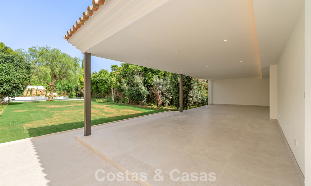 Spacious luxury villa with modern Mediterranean architecture for sale on Marbella's Golden Mile 785543