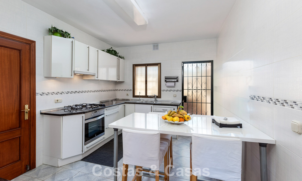 Beautiful 6-bedroom villa for sale, directly on the Los Naranjos Golf Club in Nueva Andalucia, Marbella 785727