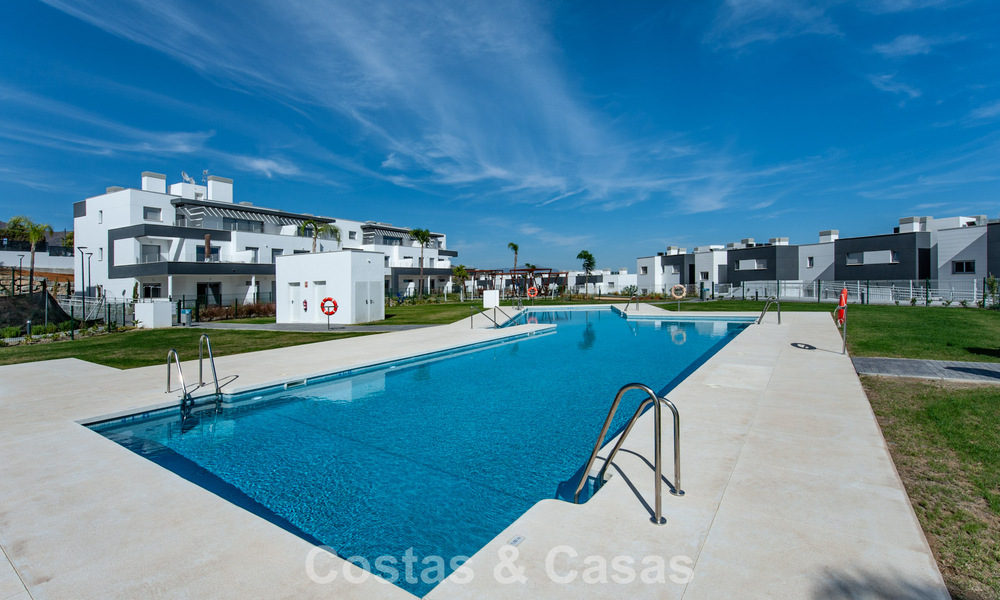 Move-in ready, brand new, modern, top-floor apartment for sale in a golf urbanization near Estepona town 785933