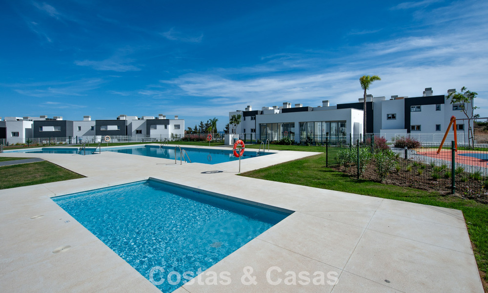 Move-in ready, brand new, modern, top-floor apartment for sale in a golf urbanization near Estepona town 785934