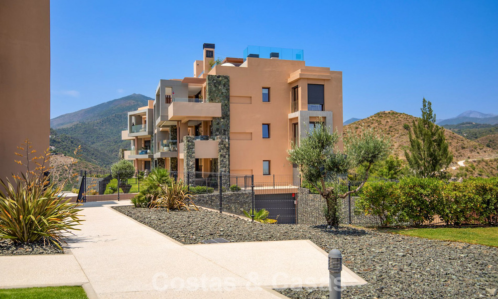Ground floor corner apartment with a huge private garden for sale in a golf resort in the hills of Marbella - Benahavis 785880