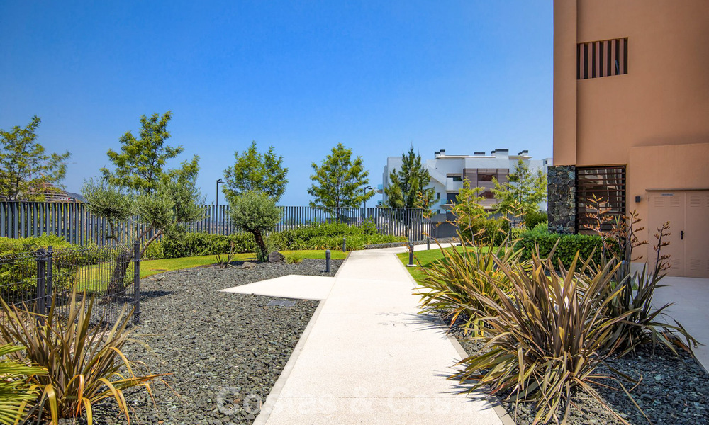 Ground floor corner apartment with a huge private garden for sale in a golf resort in the hills of Marbella - Benahavis 785881