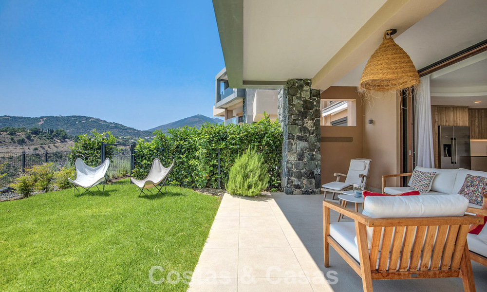 Ground floor corner apartment with a huge private garden for sale in a golf resort in the hills of Marbella - Benahavis 785888