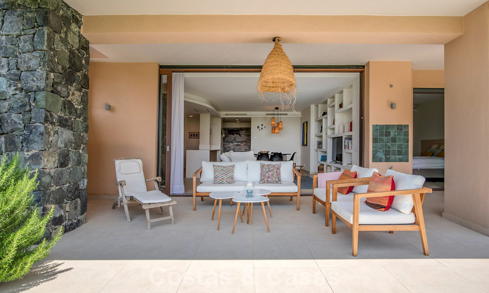 Ground floor corner apartment with a huge private garden for sale in a golf resort in the hills of Marbella - Benahavis 785898