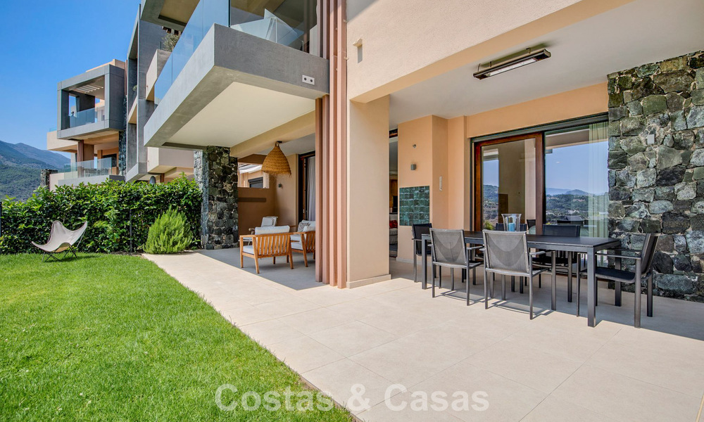 Ground floor corner apartment with a huge private garden for sale in a golf resort in the hills of Marbella - Benahavis 785900