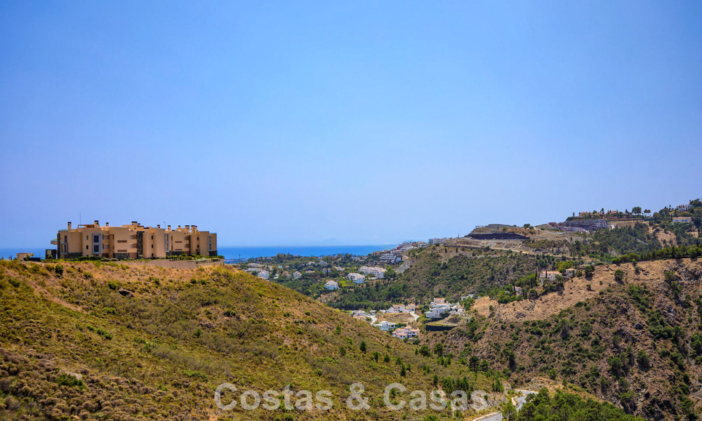 Ground floor corner apartment with a huge private garden for sale in a golf resort in the hills of Marbella - Benahavis 785901