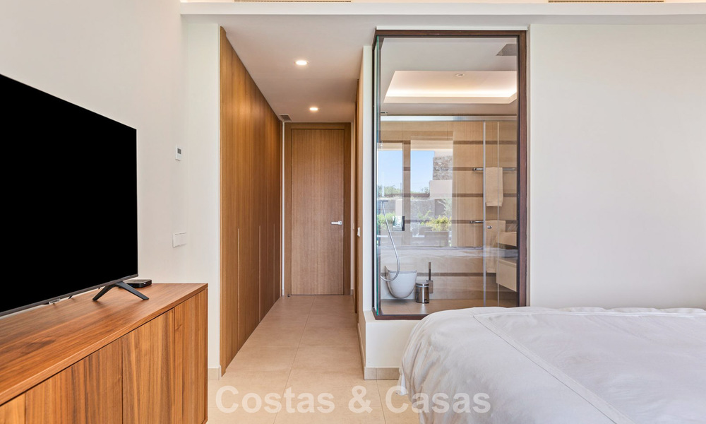 Ground floor corner apartment with a huge private garden for sale in a golf resort in the hills of Marbella - Benahavis 785903