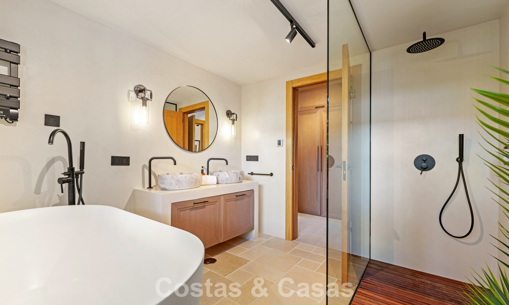 Stately luxury villa for sale in a desirable residential area in the heart of Nueva Andalucia, Marbella 790391