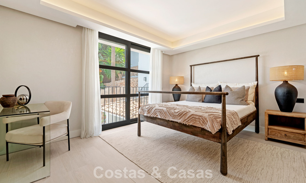 Stately luxury villa for sale in a desirable residential area in the heart of Nueva Andalucia, Marbella 790394