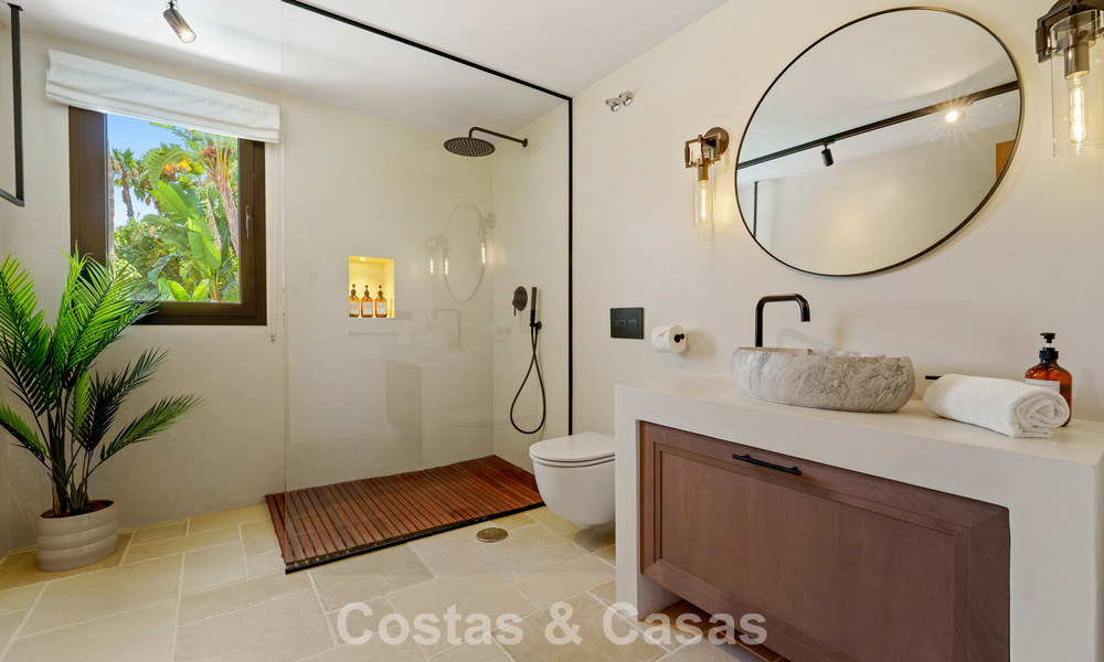 Stately luxury villa for sale in a desirable residential area in the heart of Nueva Andalucia, Marbella 790396