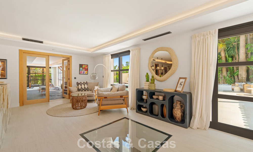 Stately luxury villa for sale in a desirable residential area in the heart of Nueva Andalucia, Marbella 790404