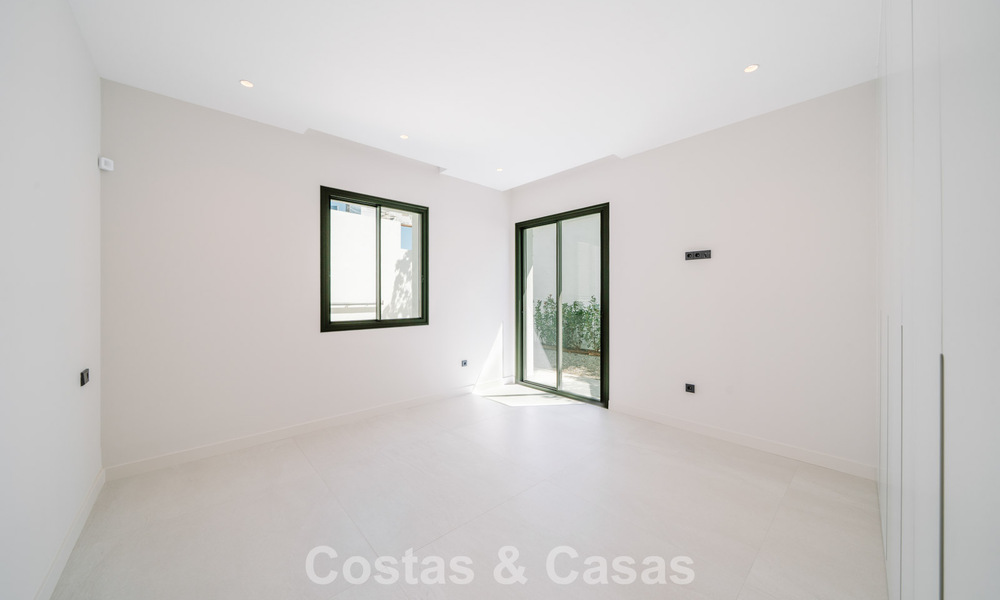 Move-in ready, new-build villa with contemporary architecture for sale with sea viewa and within walking distance of the beach in Estepona 786244