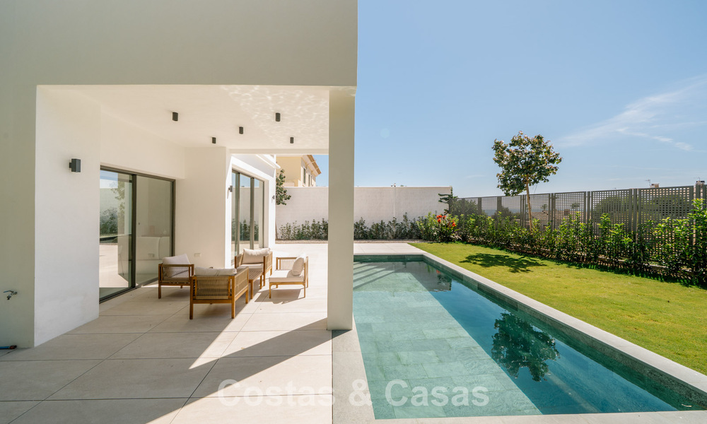 Move-in ready, new-build villa with contemporary architecture for sale with sea viewa and within walking distance of the beach in Estepona 786246