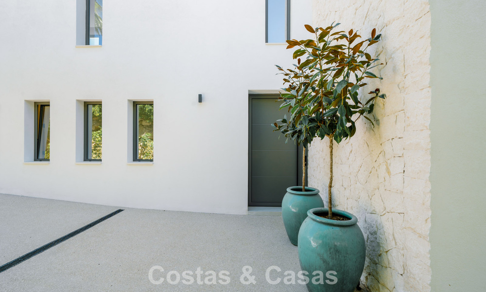 Move-in ready, new-build villa with contemporary architecture for sale with sea viewa and within walking distance of the beach in Estepona 786247