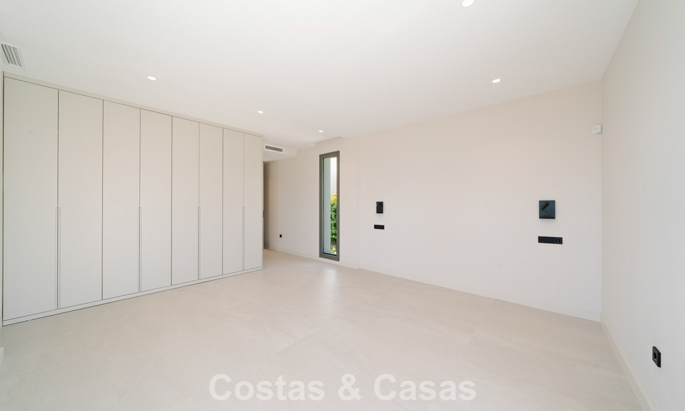 Move-in ready, new-build villa with contemporary architecture for sale with sea viewa and within walking distance of the beach in Estepona 786249