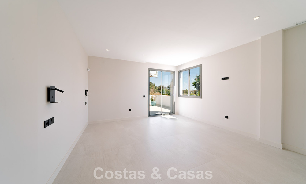 Move-in ready, new-build villa with contemporary architecture for sale with sea viewa and within walking distance of the beach in Estepona 786257