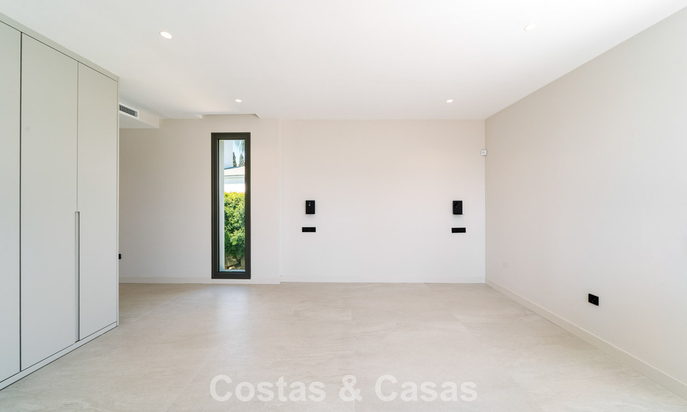 Move-in ready, new-build villa with contemporary architecture for sale with sea viewa and within walking distance of the beach in Estepona 786258