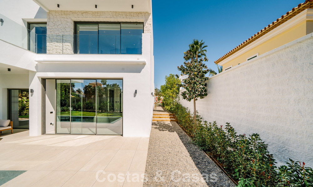 Move-in ready, new-build villa with contemporary architecture for sale with sea viewa and within walking distance of the beach in Estepona 786259
