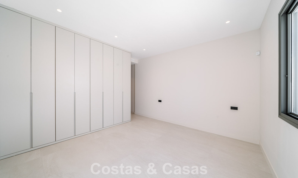 Move-in ready, new-build villa with contemporary architecture for sale with sea viewa and within walking distance of the beach in Estepona 786267