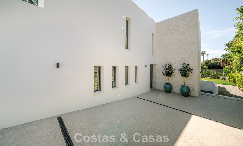 Move-in ready, new-build villa with contemporary architecture for sale with sea viewa and within walking distance of the beach in Estepona 786273