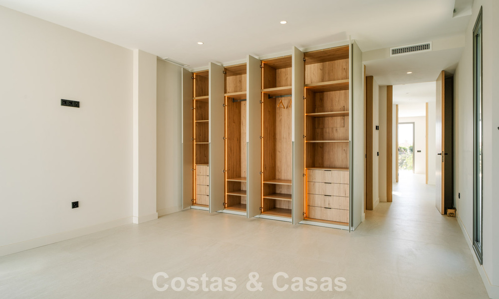 Move-in ready, new-build villa with contemporary architecture for sale with sea viewa and within walking distance of the beach in Estepona 786277
