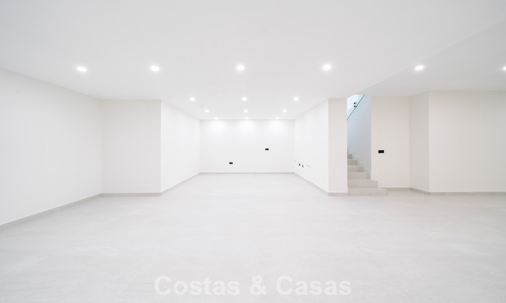 Move-in ready, new-build villa with contemporary architecture for sale with sea viewa and within walking distance of the beach in Estepona 786284