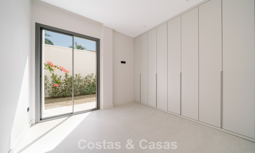 Move-in ready, new-build villa with contemporary architecture for sale with sea viewa and within walking distance of the beach in Estepona 786292