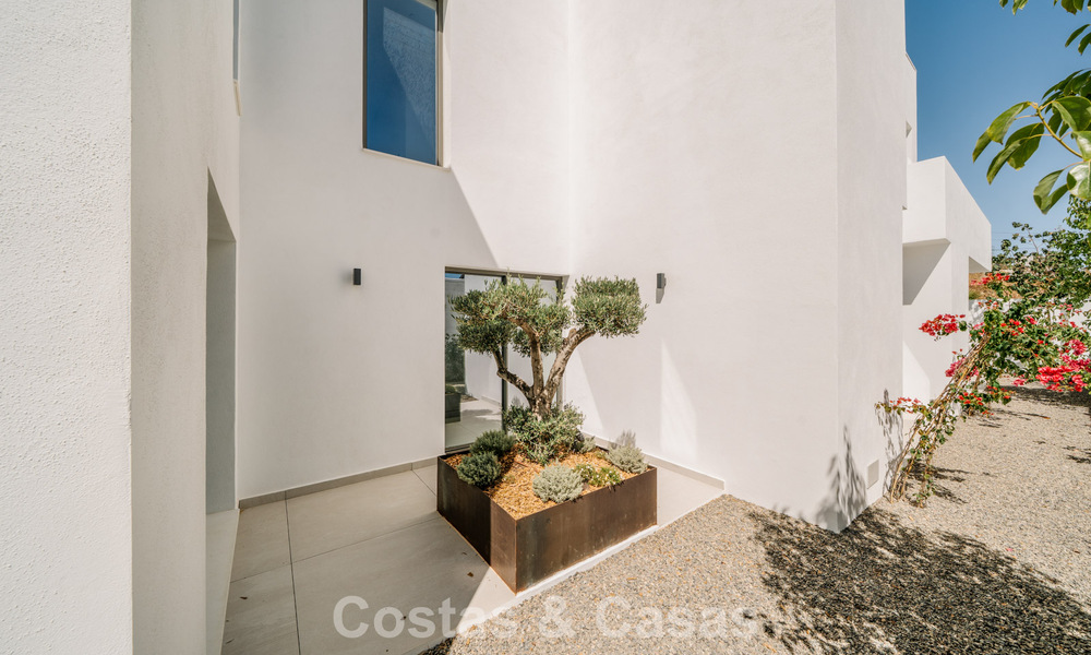 Move-in ready, new-build villa with contemporary architecture for sale with sea viewa and within walking distance of the beach in Estepona 786297