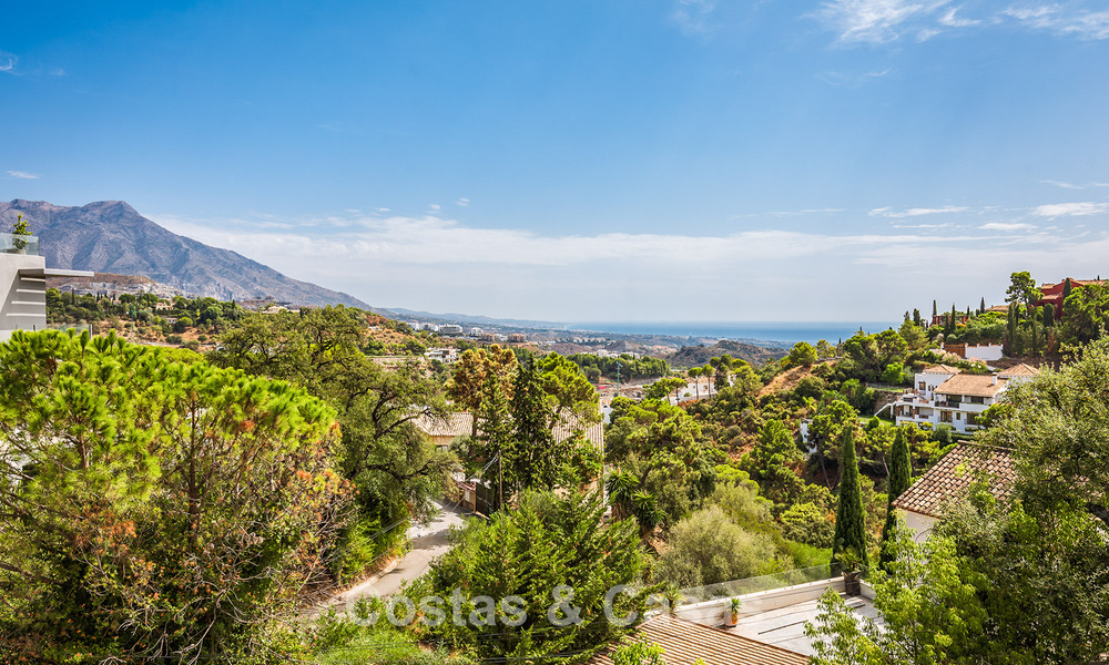 Spacious villa with sea views and a separate guest apartment for sale in El Madroñal in Benahavis - Marbella 786417