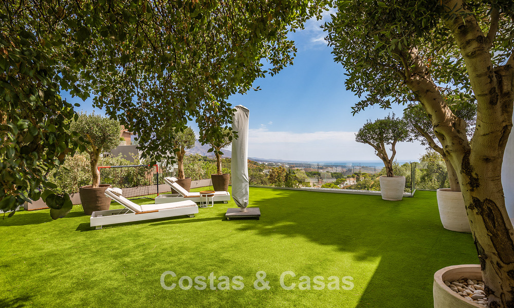 Spacious villa with sea views and a separate guest apartment for sale in El Madroñal in Benahavis - Marbella 786418