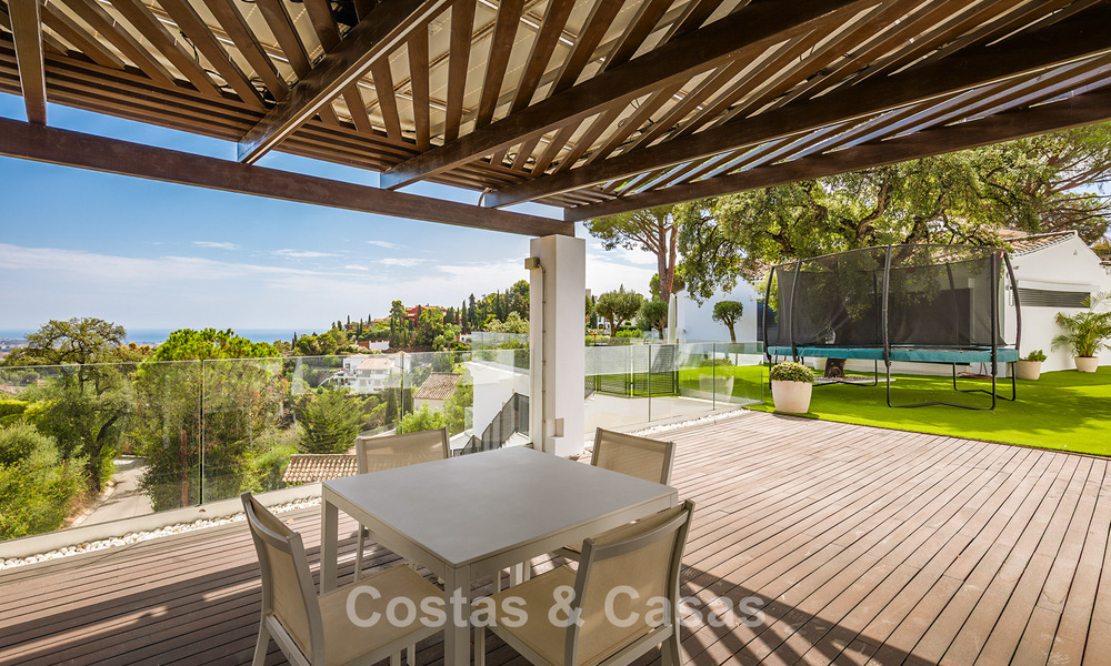 Spacious villa with sea views and a separate guest apartment for sale in El Madroñal in Benahavis - Marbella 786419