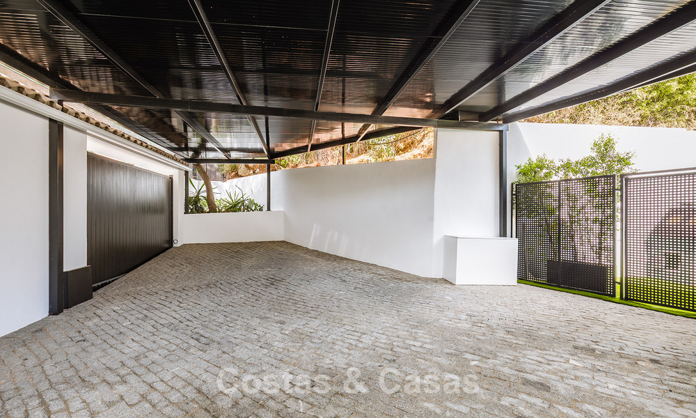 Spacious villa with sea views and a separate guest apartment for sale in El Madroñal in Benahavis - Marbella 786420