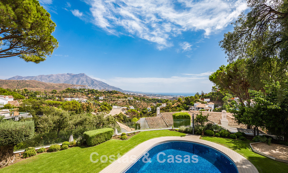 Spacious villa with sea views and a separate guest apartment for sale in El Madroñal in Benahavis - Marbella 786422