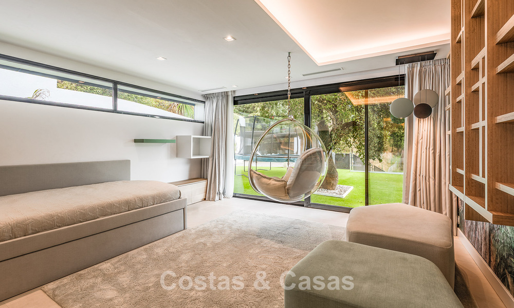 Spacious villa with sea views and a separate guest apartment for sale in El Madroñal in Benahavis - Marbella 786432
