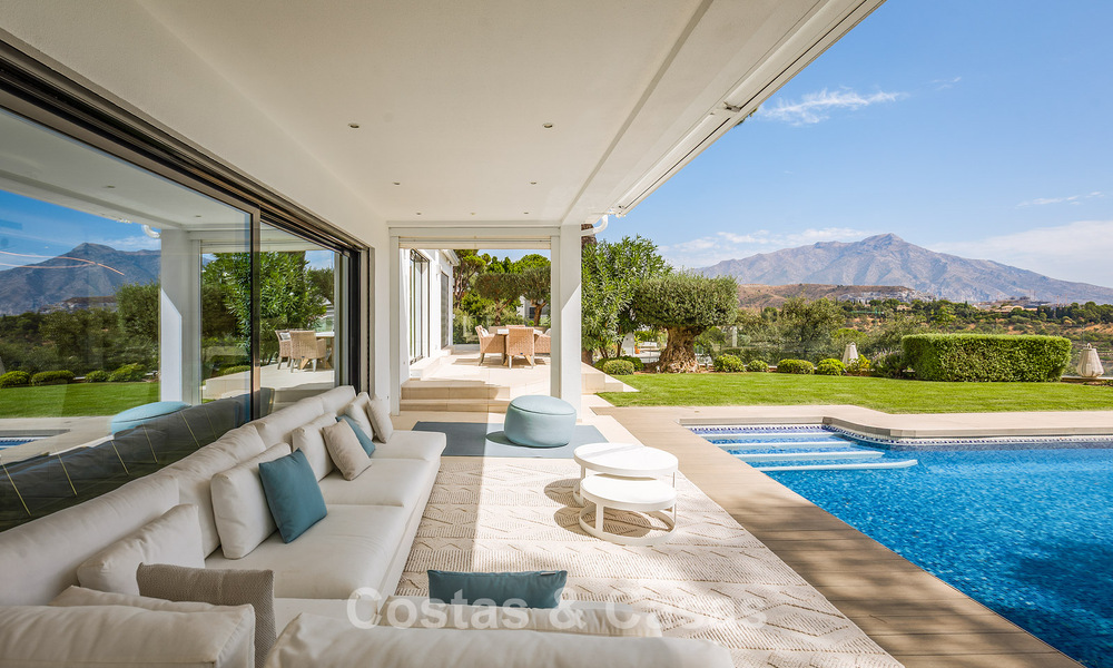 Spacious villa with sea views and a separate guest apartment for sale in El Madroñal in Benahavis - Marbella 786461